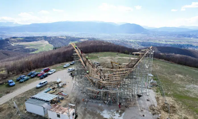Na Golom Brdu uzdižu se “Krila slobode”, simbol odbrane i Na Golom Brdu Uzdizu Se Krila Slobode Simbol Odbrane I