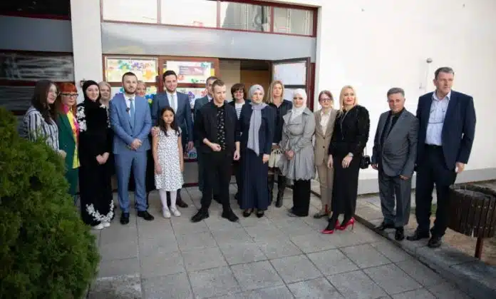 40. rođendan škole „Skender Kulenović“, zasađene prve sadnice jabuke u 1712345050 40 Rodendan Skole „Skender Kulenovic Zasadene Prve Sadnice Jabuke U