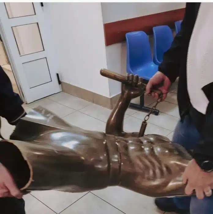 1713374059 Produzen Pritvor Osumnjicenom Za Kradu Statue Brucea Leeja Podignuta Optuznica