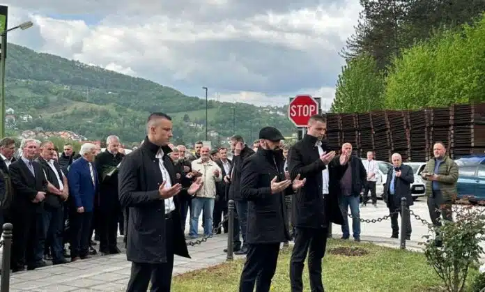 Isak Polaganjem Cvijeca I Ucenjem Fatihe Odao Pocast Brigadnom Generalu