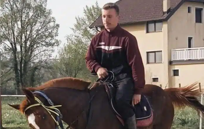 Nesreca U Bih Mladic Pao S Konja Ljekari Se Bore