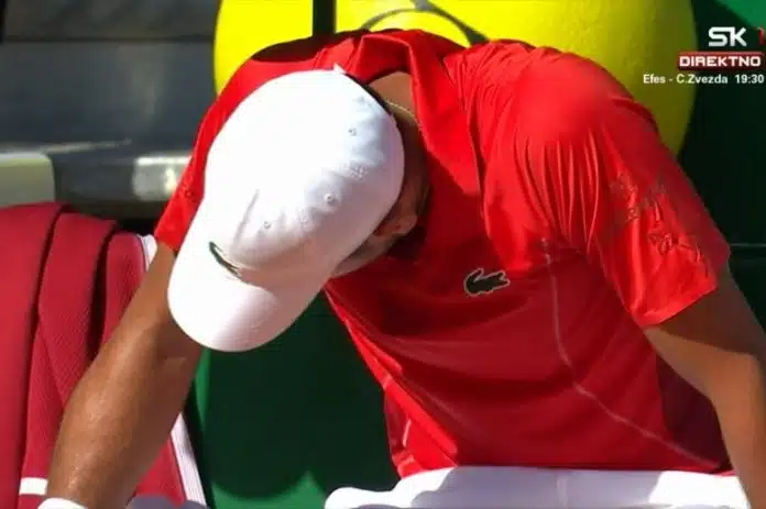 Novak Isprepadao Navijace Otkrio Zbog Cega Se Tresao Na Klupi