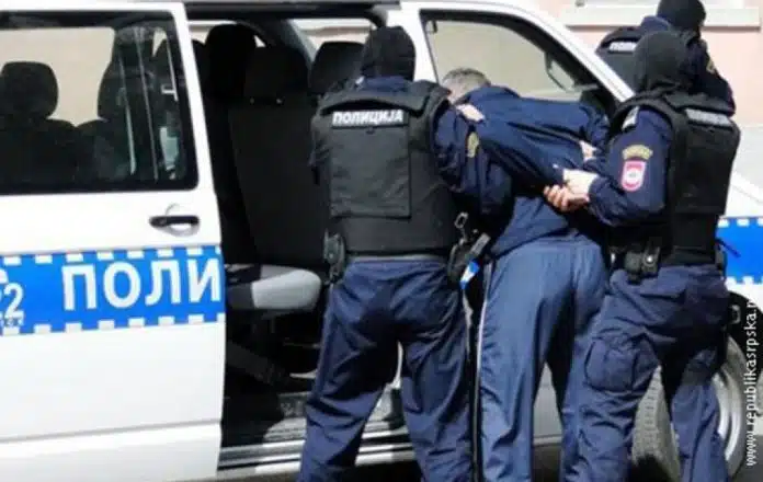 Osudeni Muskarac I Zena U Bh Gradu Sakama Udarali Policajce