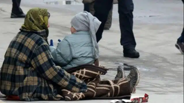POLICIJA ĆE KAŽNJAVATI GRAĐANE KOJI DAJU NOVAC PROSJACIMA NA ULICI Policija Ce Kaznjavati Gradane Koji Daju Novac Prosjacima Na Ulici