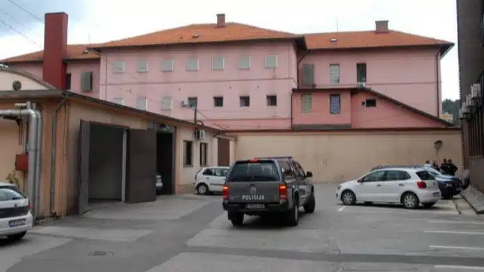 Strazar Pretukao Zatvorenika Dok Je Gledao Tv Iza Resetaka