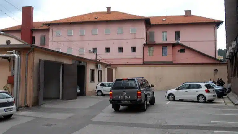 STRAŽAR PRETUKAO ZATVORENIKA DOK JE GLEDAO TV IZA REŠETAKA