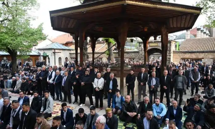 Vjernici Klanjali Bajram Namaz U Gazi Husrev Begovoj Dzamiji U Sarajevu