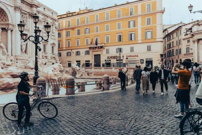 Zasto Bacamo Novcice U Fontane
