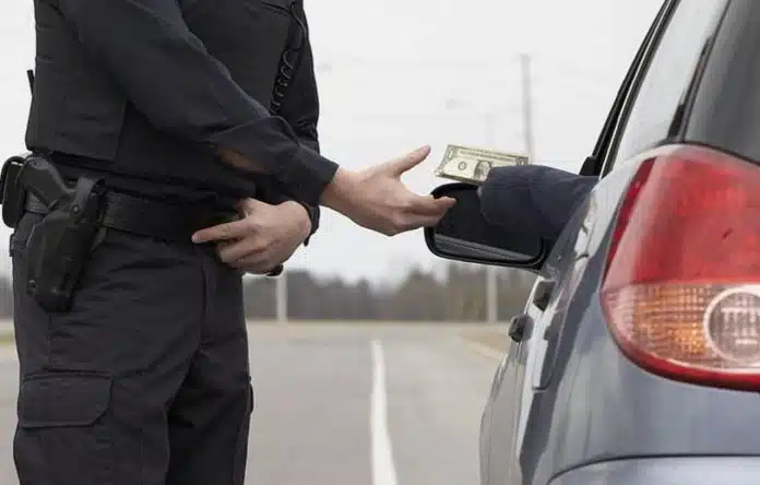 POLICAJCU ZBOG PRIMANJA DARA IZREČENA OSUĐUJUĆA, PRVOSTEPENA I NEPRAVOSNAŽNA PRESUDA 1715267945 Policajcu Zbog Primanja Dara Izrecena Osudujuca Prvostepena I Nepravosnazna Presuda