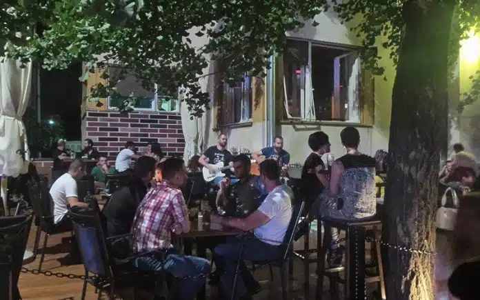 31 Godisnjak Pistoljem Pretukao Muskarca U Basti Kafica ‘Tri Sobe