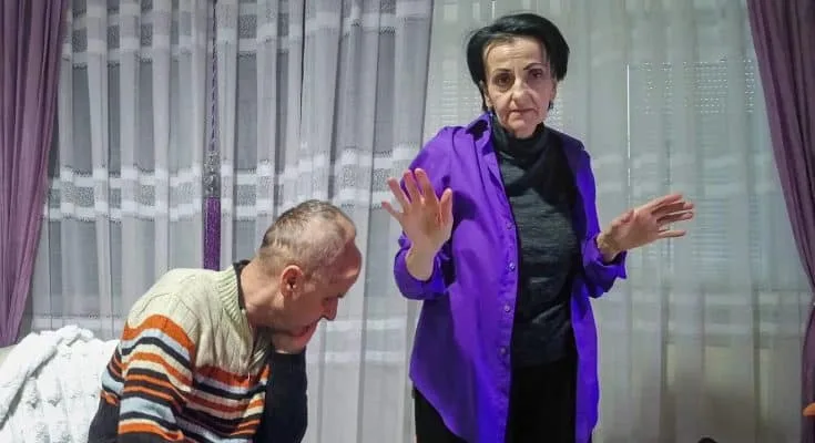 Arifa se brine o teško bolesnom suprugu dok saznaje da ju je Enes vara i finansira ljubavnice, a sada mu mijenja pelene