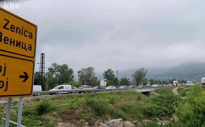 Drama Kod Zenice Bjezao Vozilom Izbjegao Policijsku Barikadu Pa Sletio