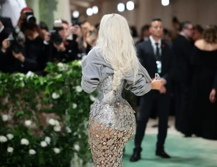 Izlizan Dzemper Nestvaran Struk I Rascupana Kosa Kim Kardashian Objasnila