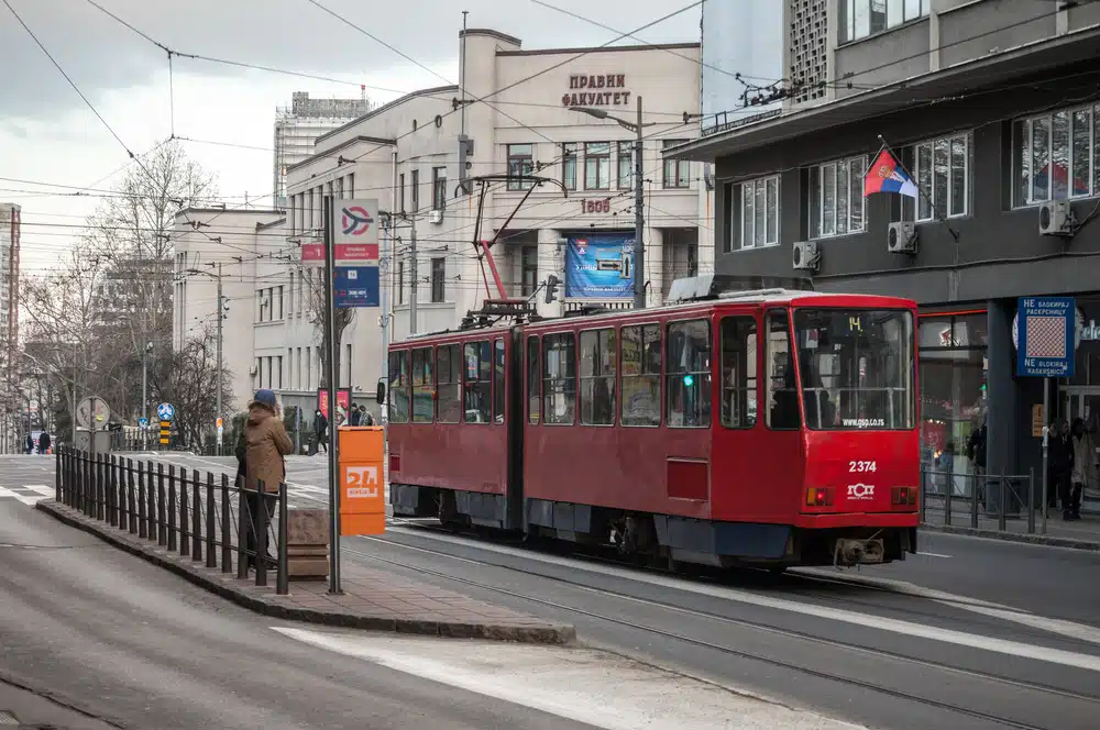 Mladić iz tramvaja koji je ispao iz tračnica postao hit na mrežama: “Curka se rađa”