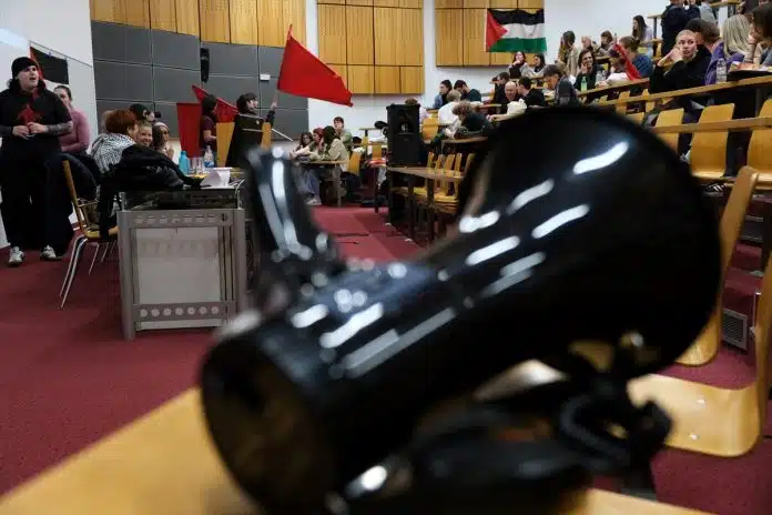 STUDENTI ZAUZELI PREDAVAONICU FAKULTETA DRUŠTVENIH NAUKA U ZNAK PODRŠKE PALESTINI Studenti Zauzeli Predavaonicu Fakulteta Drustvenih Nauka U Znak Podrske Palestini