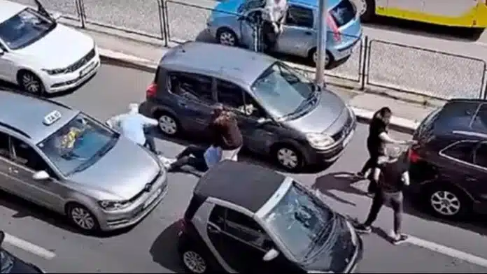 Samo Na Balkanu Tuca U Saobracaju Ulazi U Auto Slomit