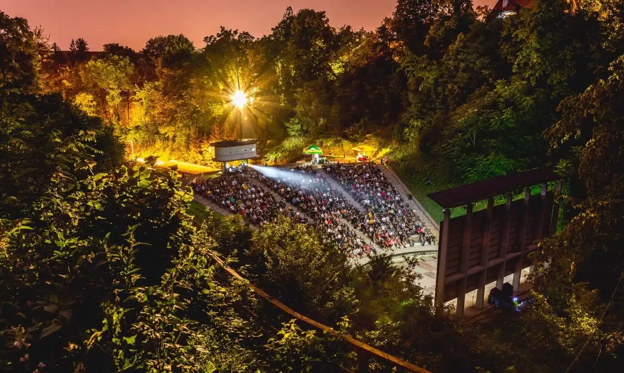 Najljepše kino na otvorenom ponovo otvara svoja vrata: Filmovi dolaze na Ljetnu pozornicu Tuškanac.