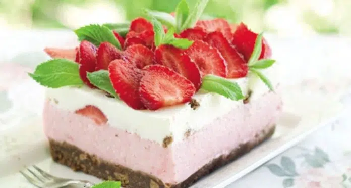 OSVJEŽAVAJUĆA TORTA SA JAGODAMA KOJA SE NE PEČE: Brza, jeftina