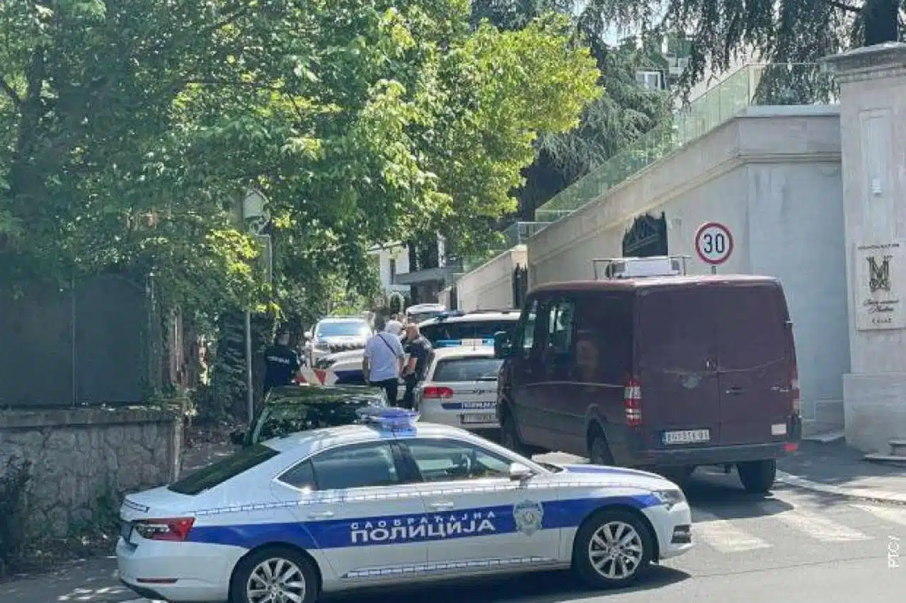 Užas u Beogradu: Pripadnik žandarmerije ubio muškarca koji je ispalio samostrel ispred izraelskog veleposlanstva