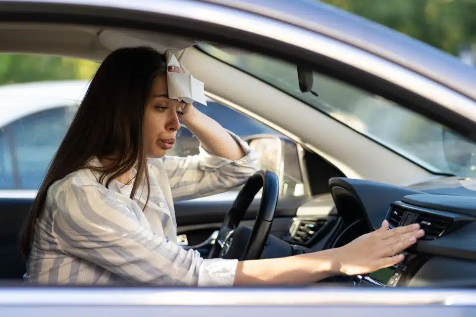 Kako najbrže rashladiti automobil koji je bio izložen suncu