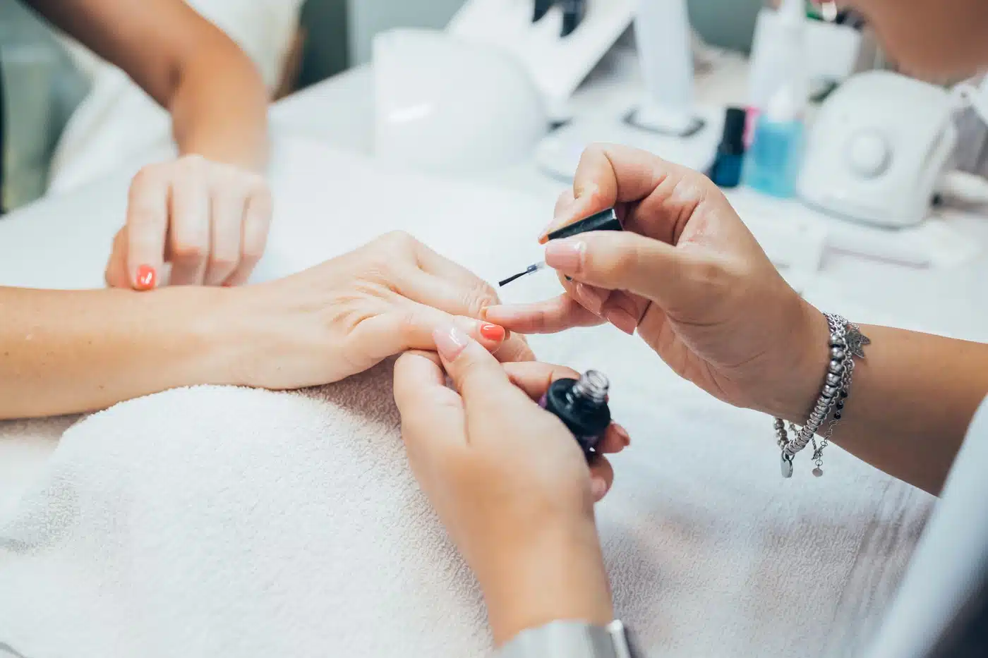 Kako smo uopće preživjeli bez ovog trika koji produžava trajanje laka na noktima