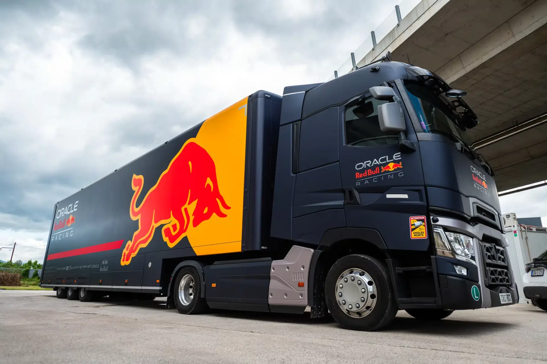 Kamion sa šampionskim F1 bolidom RB7 stigao u Sarajevo za Red Bull Showrun: Zvijezda eventa! – Poslovne novine