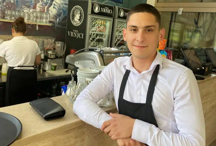 Konobar koji je sve očarao: Počeo sam raditi kako bih pomogao svojoj baki da joj olakšam život.