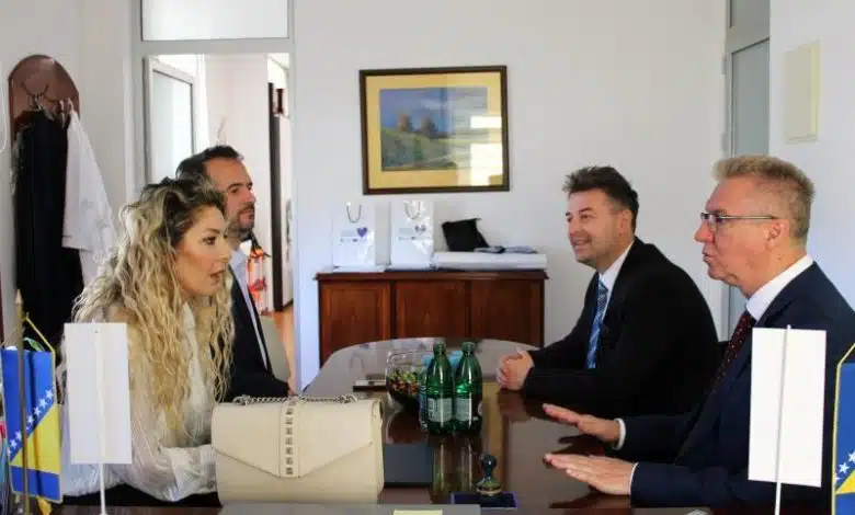 Ministrica Mesihović i ministar Kalamujić potpisali sporazum o saradnji sa Farmaceutskim fakultetom: Usavršavanje mladih istraživača i modernizacija laboratorijske infrastrukture.