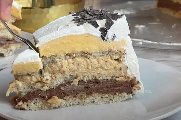 Nije moguće prevesti tačno istu rečenicu na bosanski jezik zbog specifičnosti izraza i referenci koje se koriste (npr. ime poslastičarnice i naziv torte). Međutim, evo pokušaja preformulacije naslova na bosanskom jeziku uz zadržavanje suštine: Stari recept za tortu “Gradski mačak”: Legenda iz beogradske poslastičarnice