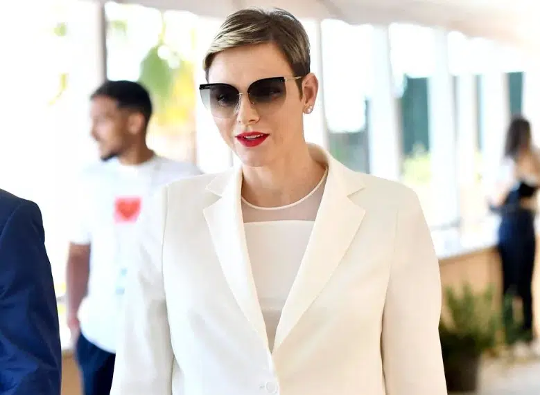 Princeza Charlene izgleda damski i sofisticirano u najjednostavnijem odijelu