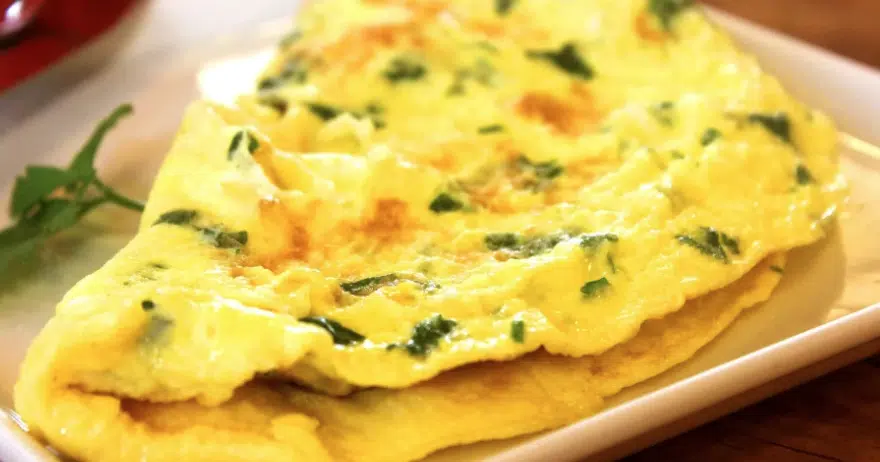 Pripremite doručak za pet minuta: Omlet sa prazilukom i sirom