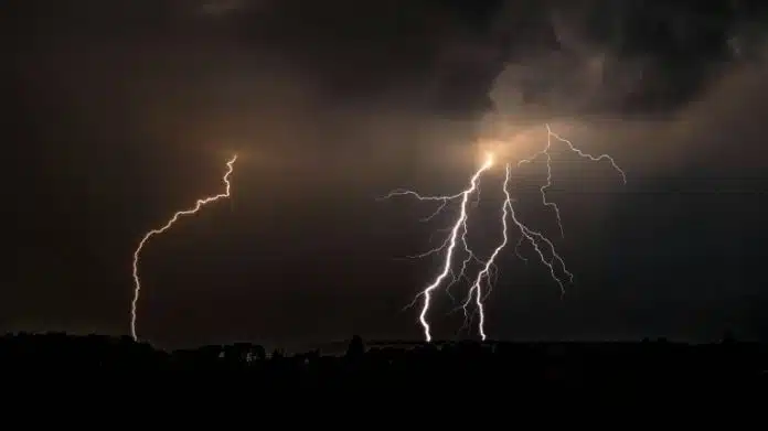 Tokom grmljavinske oluje, postoje samo dva sigurna mjesta.