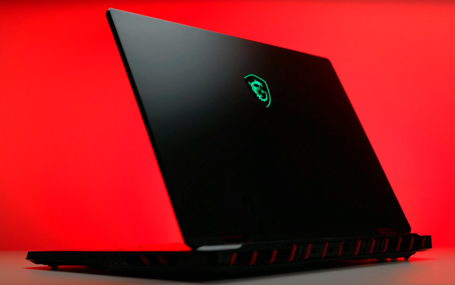 recenzija msi raider 18 hx: impozantan i moćan!