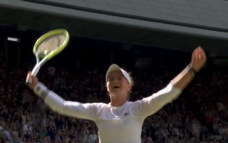 EMOTIVNA KREJČIKOVA: Nakon osvajanja Wimbledon trofeja, oda slavnoj sunarodnjakinji (VIDEO)