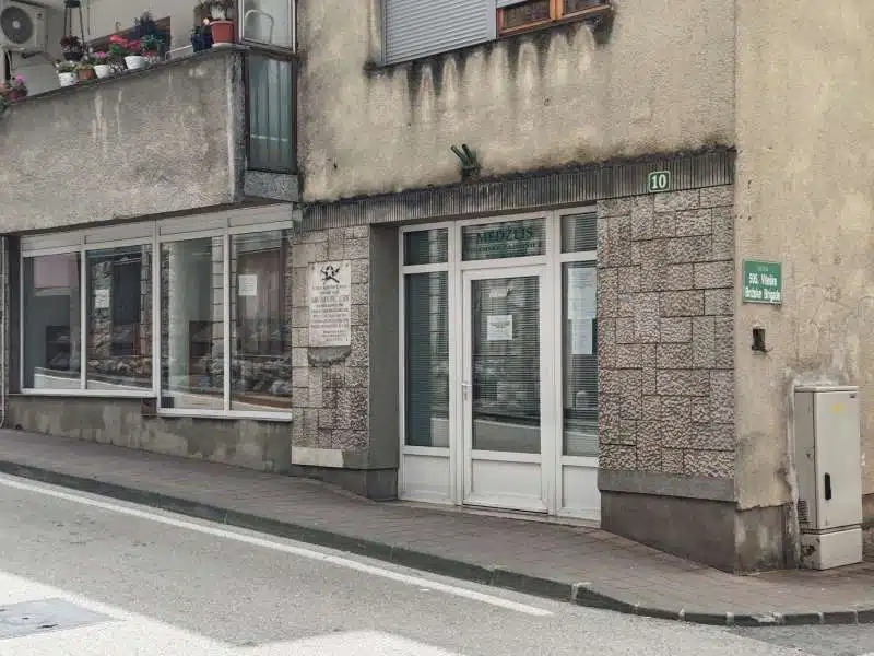 Bosanska Krupa dobija moderan islamski kulturni centar iznad rijeke Une.
