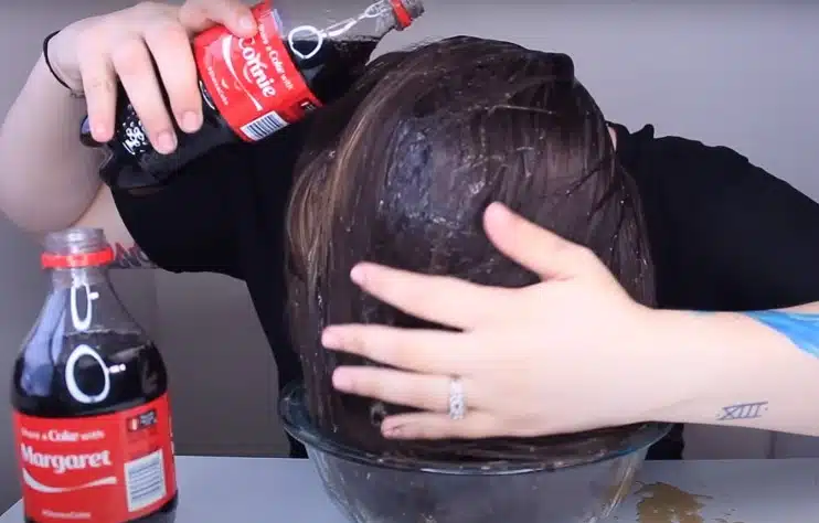 Operite kosu Coca-Colom? Rezultat vas može iznenaditi (VIDEO)