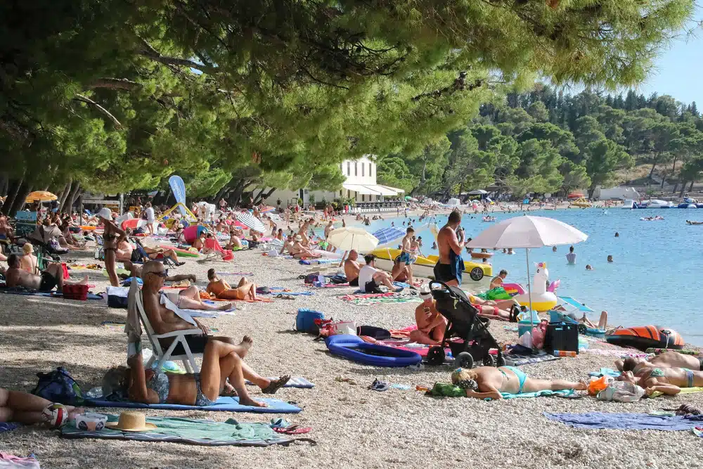 Zašto turisti u Hrvatskoj nose ocat na plažu? Problem postaje sve ozbiljniji.