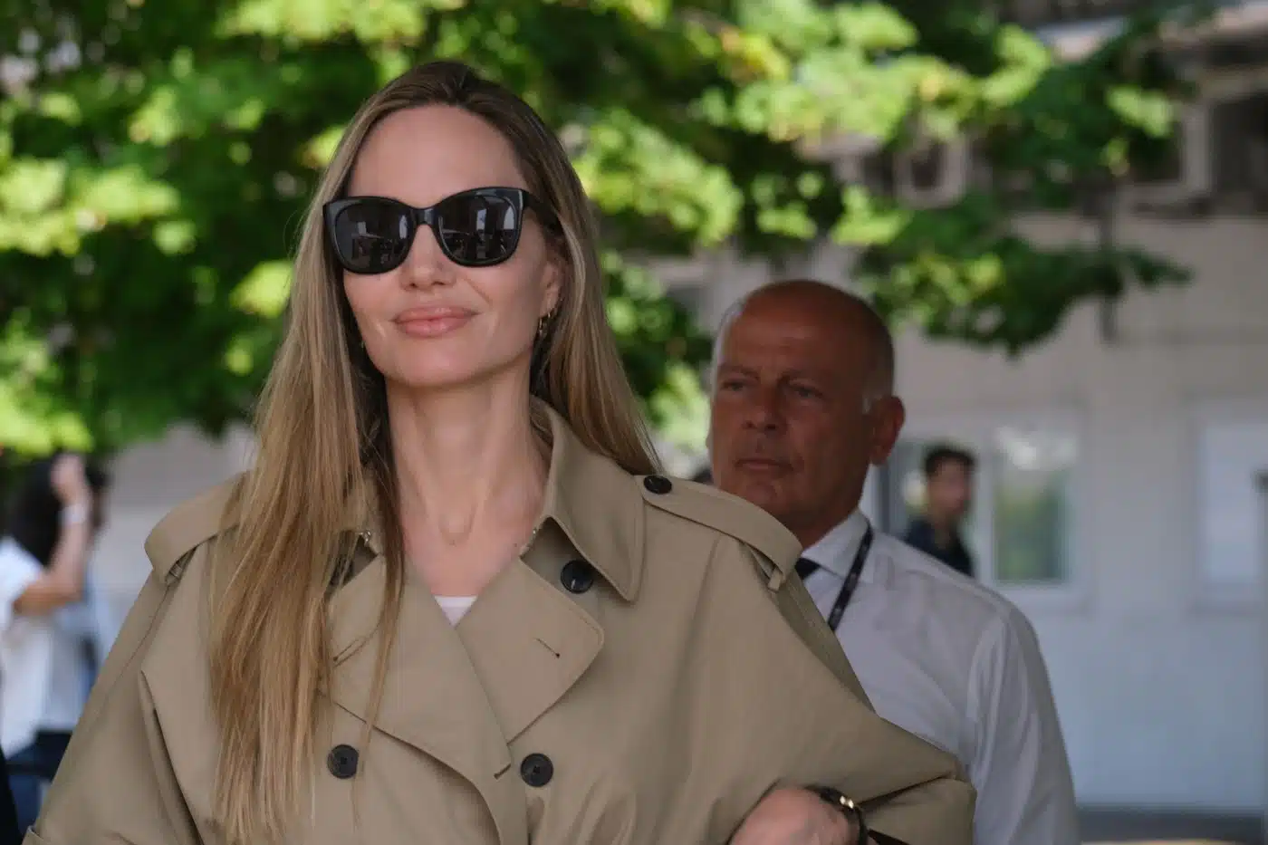 Angelina Jolie stigla u Veneciju u kaputu savršenom za kasno ljeto: Rukavi su sjajni