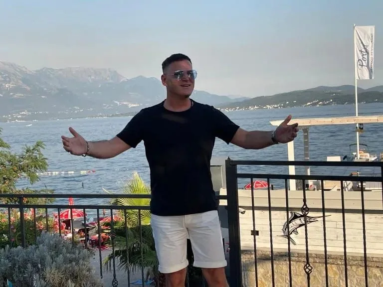 Bivši učesnik “Nikad nije kasno” kritikovao Desingericu: Ne bih dopustio svojoj kćerki da gleda njen nastup, smatram da je ispod nivoa.