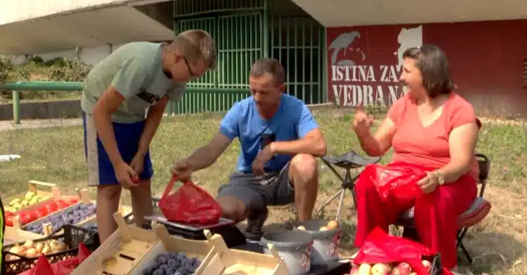 Faris (12) prodaje svježe voće i povrće na Koševu sa željom da mu se roditelji ozdrave.