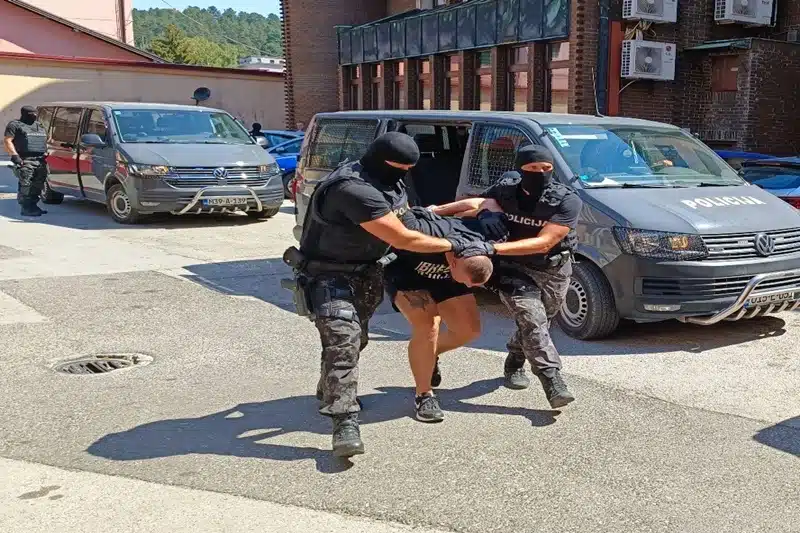 Izvršeni pretresi na 10 lokacija u Tuzli i Živinicama, pet osoba uhapšeno