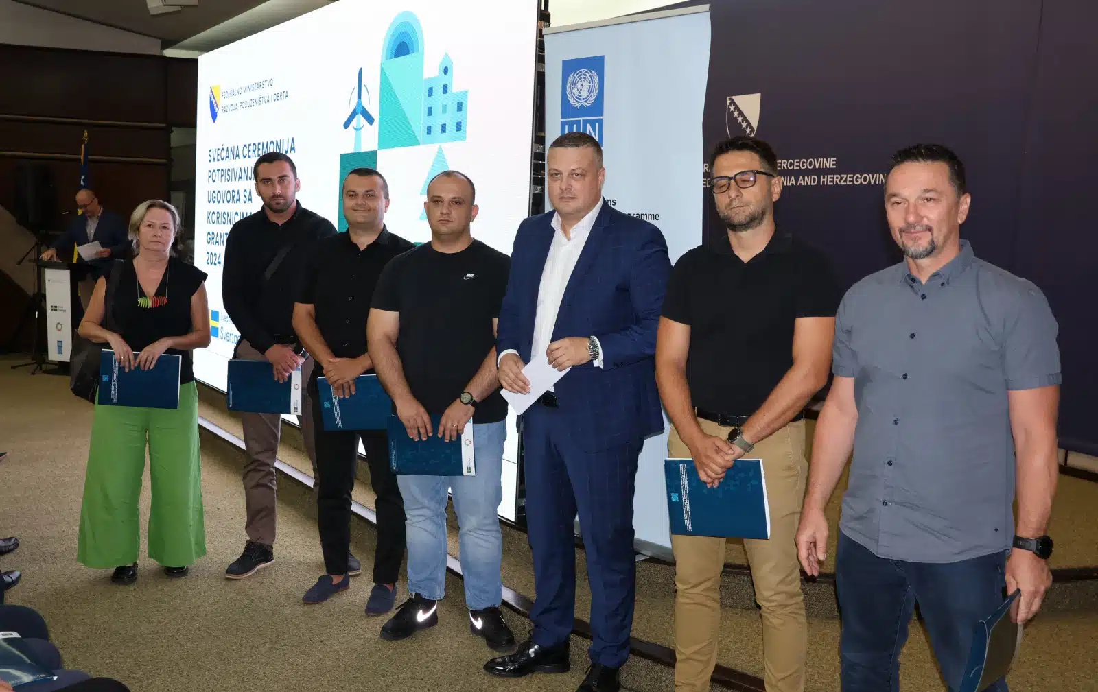 Ministar Mijatović dodijelio ugovore za poticaje još 233 korisnika – Poslovne novine