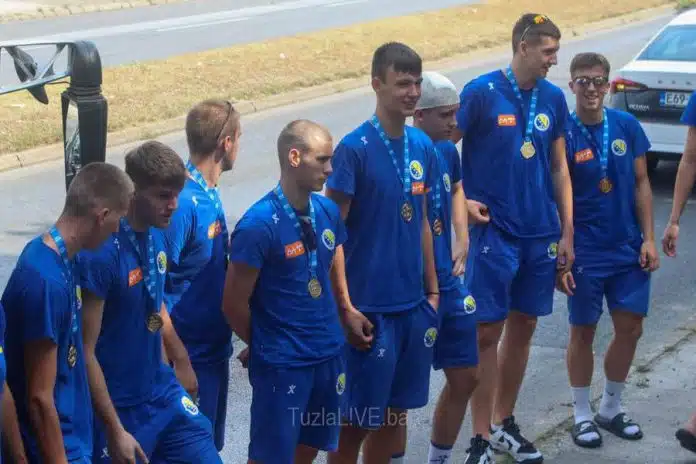 Mladi rukometaši BiH dočekani u Tuzli, naglašavajući da su napisali