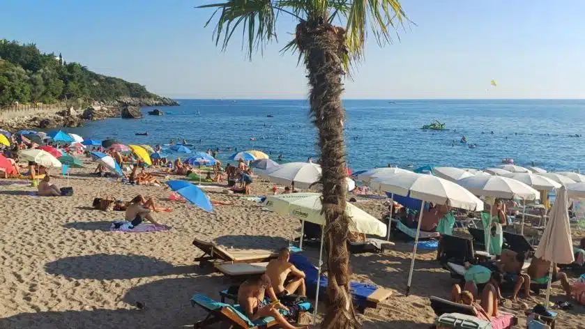 Ugostitelji se žale da turisti ne dolaze u restorane, nego odlaze u prodavnice i jedu na zidiću.