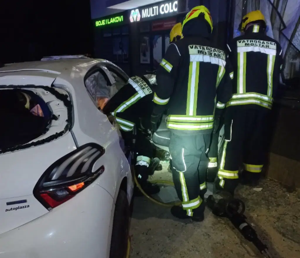 Teška saobraćajna nesreća na ulazu u Mostar: Poginuo muškarac (43), vatrogasci izvlačili tijelo.