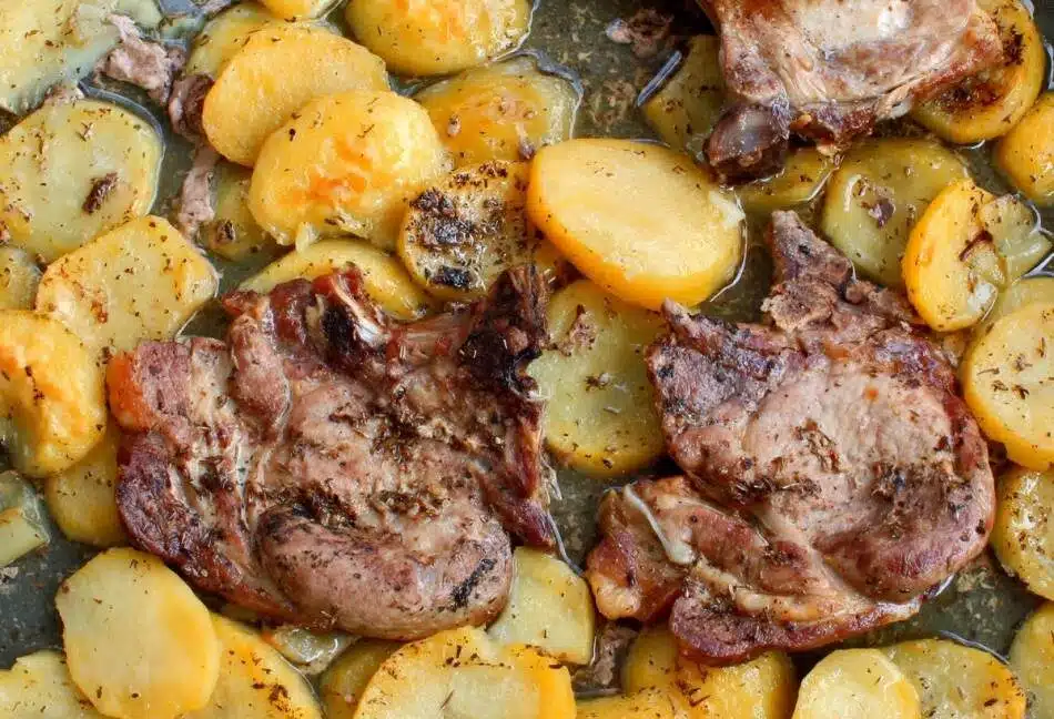 IDEJA ZA RUČAK: Krmenadle sa krompirom zapečene u rerni sa slatko-ljutim sosom