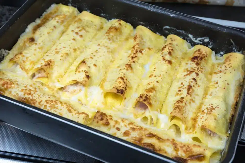 Italijansko jelo sa kremastim kanelonima, pečurkama i šunkom