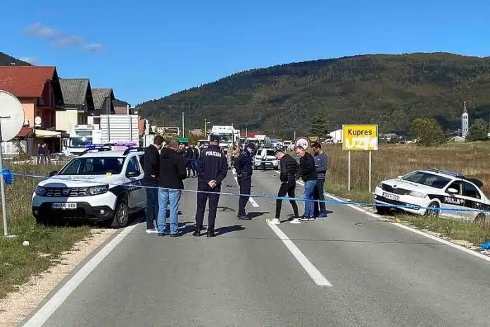 Drama na Kupresu: Kombi probio policijsku blokadu, oštetio nekoliko vozila