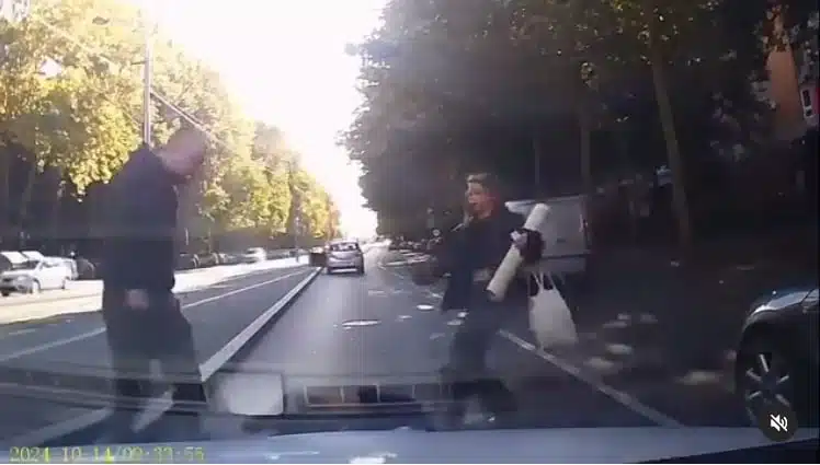 Pomahnitali vozač pretukao starca: Prva djevojka došla da ga brani