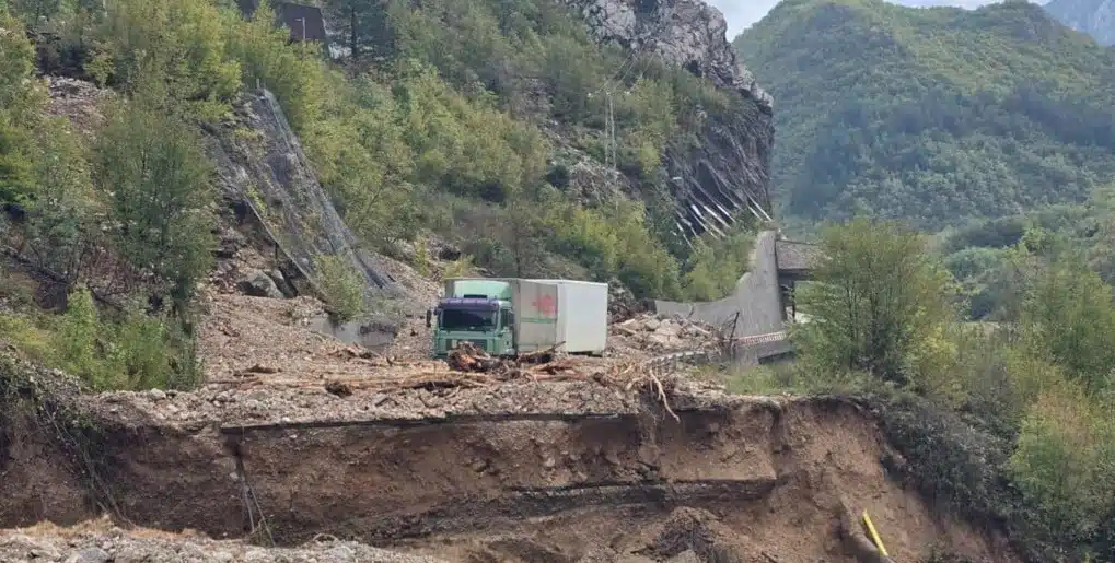 STRAŠNE VIJESTI IZ JABLANICE – Prve informacije ukazuju na pet poginulih, broj žrtava može rasti